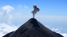 Volcan Fuego erupting